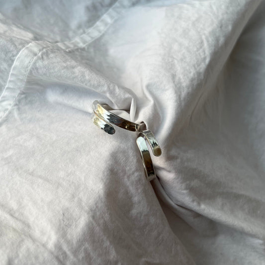 A sterling silver adjustable ring