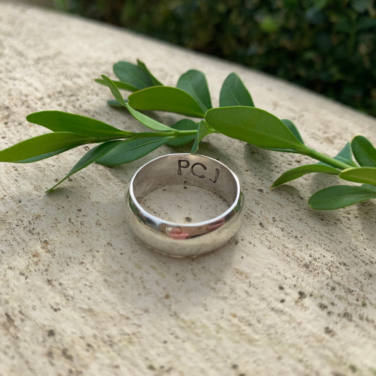 D-shaped ring with engraving
