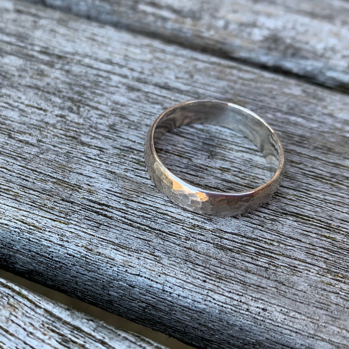 D-shaped ring with engraving