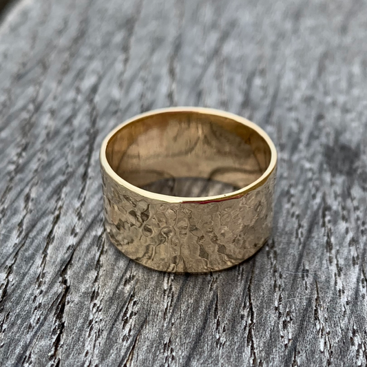 Solid 9ct gold ring with engraving